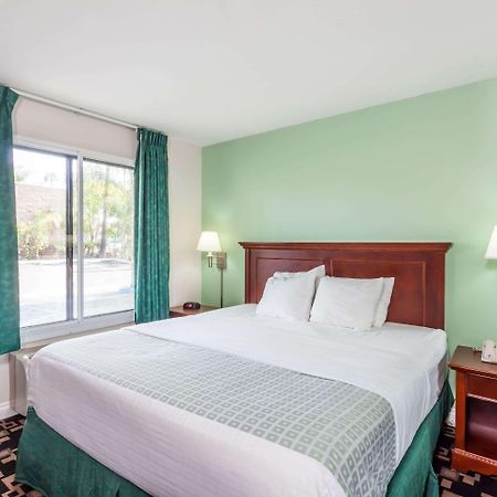 Hotel Ramada By Wyndham Oceanside Exterior foto