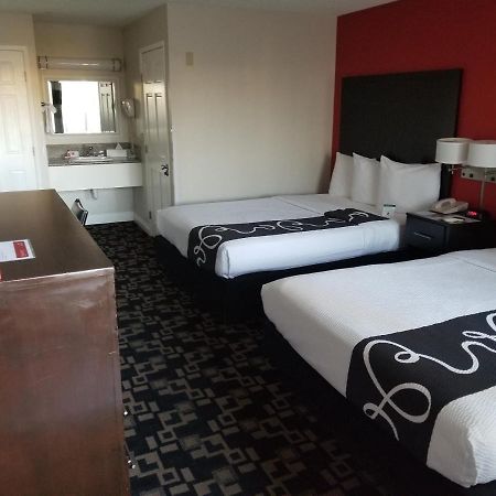 Hotel Ramada By Wyndham Oceanside Exterior foto