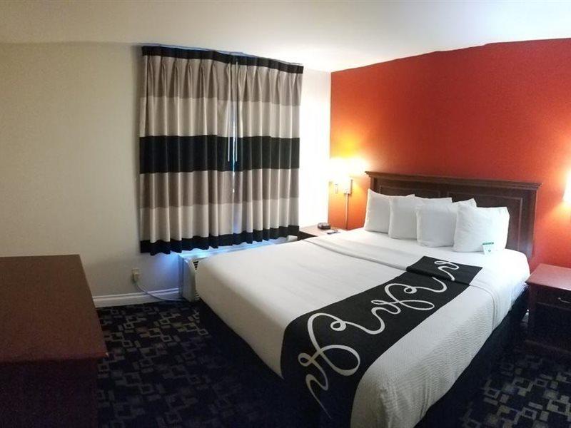 Hotel Ramada By Wyndham Oceanside Exterior foto