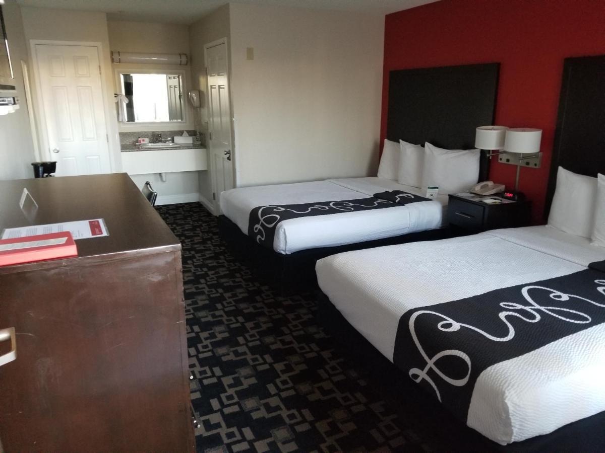 Hotel Ramada By Wyndham Oceanside Exterior foto