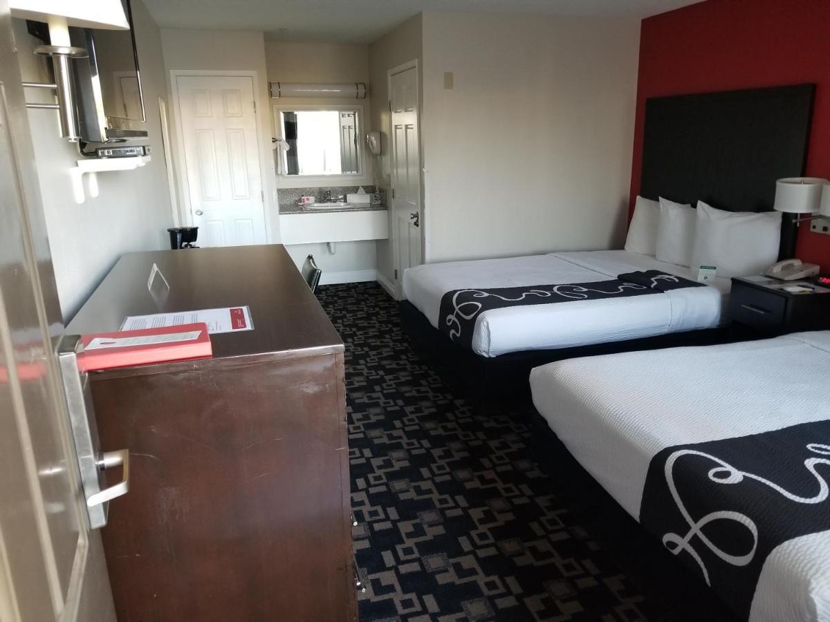 Hotel Ramada By Wyndham Oceanside Exterior foto